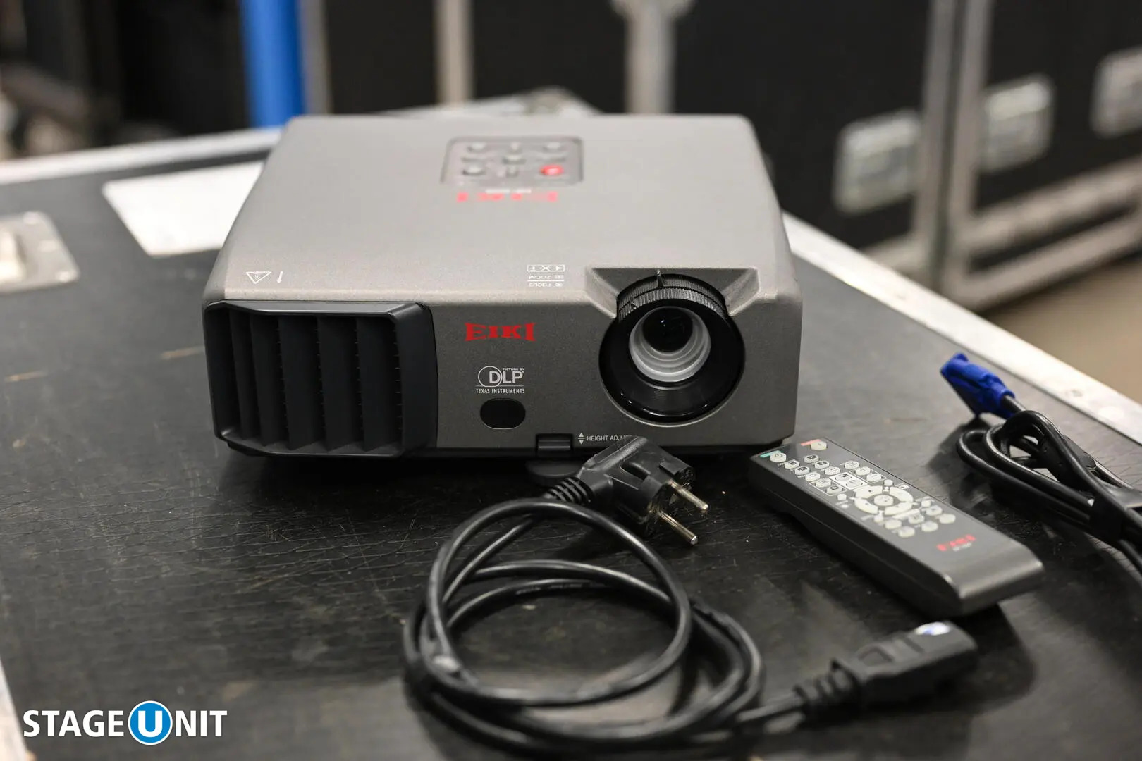 EIKI LCD PROJECTOR 2000 LUMMEN